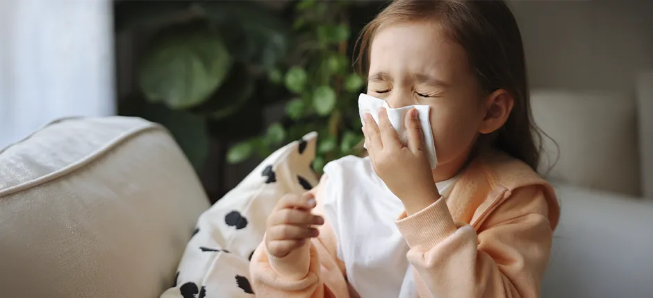 ¿Cuándo ir a urgencia en invierno? Síntomas de alerta en adultos y niños